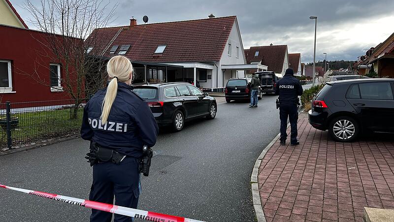 Nach dem Familiendrama in Weisendorf sperrt die Polizei den Tatort ab