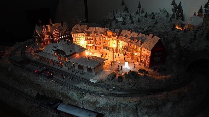 In der kalten Nacht erw&auml;rmen viele Lichter und die eine oder andere Gl&uuml;hweinbude die Herzen der Mini-Menschen, die sich auf dem Marktplatz tummeln.