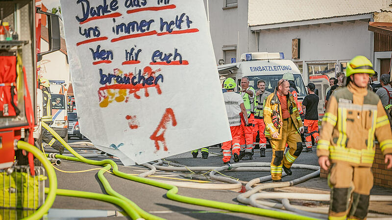 Brand Ebersdorf: Helfer und ein Dankesch&ouml;n f&uuml;r die Feuerwehr