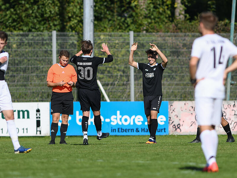 Delian Bückreiß (schwarzes Trikot, rechts) erzielte das vermeintlich vorentscheidende 4:1 für Ebersdorf.