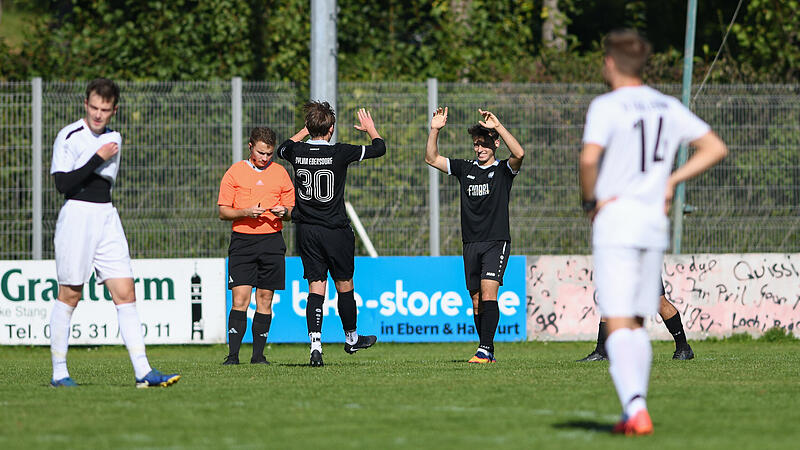 Delian Bückreiß (schwarzes Trikot, rechts) erzielte das vermeintlich vorentscheidende 4:1 für Ebersdorf.