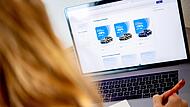 Frau schaut sich auf Internetportalen Autos an