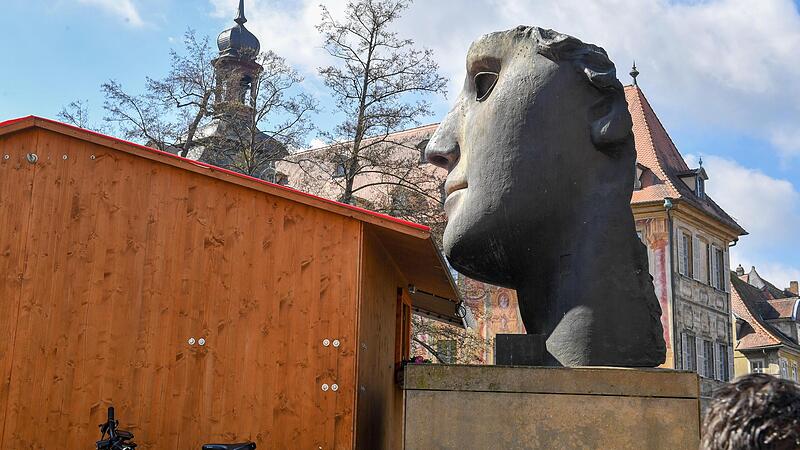 Missgl&uuml;ckte Komposition am Br&uuml;ckenkopf zur Unteren Br&uuml;cke. Die Biergartenbude r&uuml;ckt der Skulptur von Igor Mitoraj auf die Pelle.