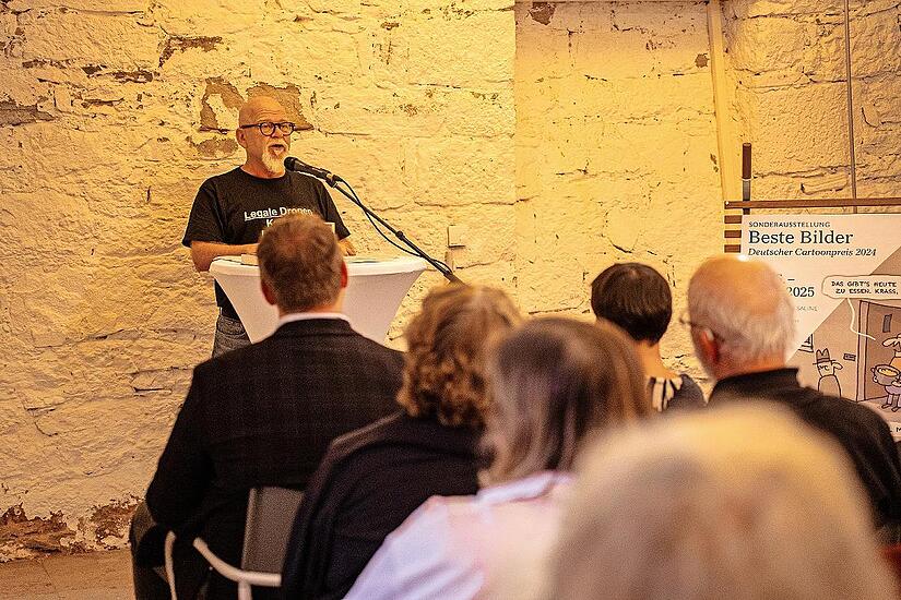 Der Kabarettist Bernd Gieseking begeisterte bei seinem Auftritt die zahlreichen G&auml;ste der Vernissage.