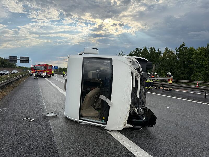 Dieses Wohnmobil ist nach dem Aufprall mitsamt geladenem Motorboot auf der Autobahn umgekippt. Dieses Wohnmobil ist nach dem Aufprall mitsamt geladenem Motorboot auf der Autobahn umgekippt.