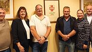 Auf dem Bild sind von links Zweiter B&uuml;rgermeister Manuel Kolb, Sandra Holzinger, Daniel Kaiser, Hubert Schmitt, Christin Zimmermann, 1. B&uuml;rgermeister Martin Kaiser.