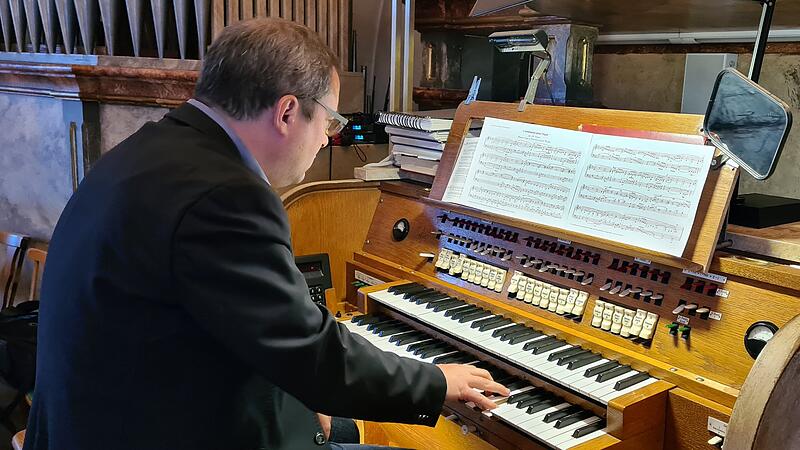 Sprang kurzerhand an der Orgel ein: Oberfrankens Regierungspräsident Florian Luderschmid