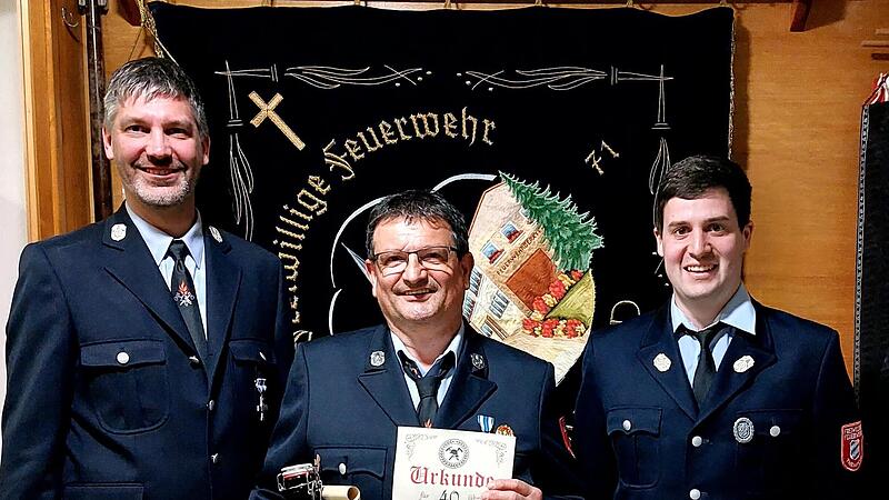 Kommandant Dominik Rentsch (von links) ehrte Egon Schubert. Felix Klopf ist zum neuen stellvertretenden Kommandanten gewählt worden.