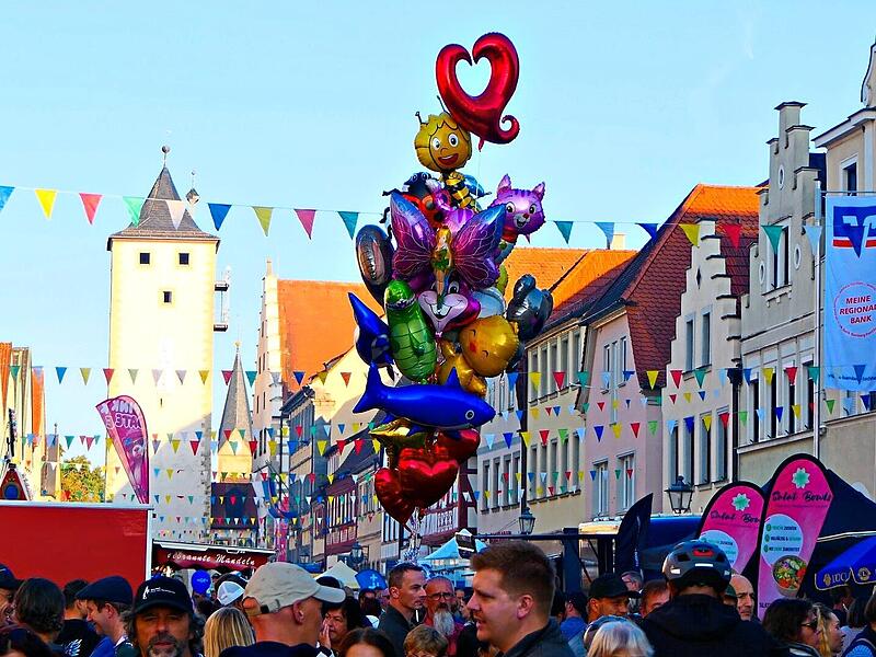 Bei bestem Herbstwetter f&uuml;llte sich die festlich geschm&uuml;ckte Hauptstra&szlig;e am Samstag mit Tausenden Besucherinnen und Besuchern. Christian Licha