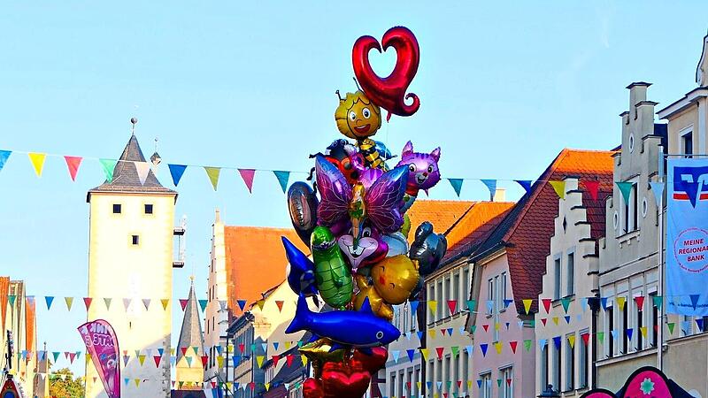 Bei bestem Herbstwetter f&uuml;llte sich die festlich geschm&uuml;ckte Hauptstra&szlig;e am Samstag mit Tausenden Besucherinnen und Besuchern. Christian Licha