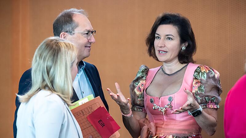Dorothee B&auml;r (r), Bundesministerin f&uuml;r Forschung, Technologie und Raumfahrt (CSU) im Dirndl