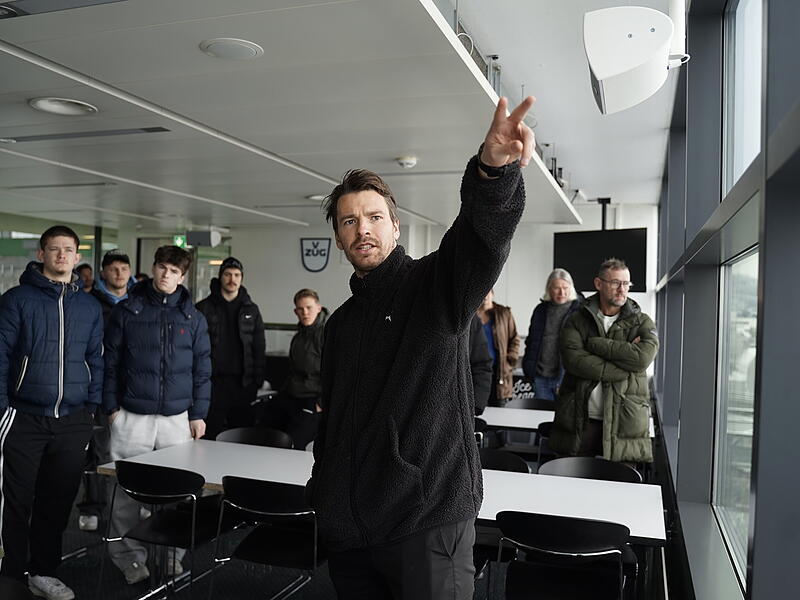 Profifu&szlig;baller Lukas G&ouml;rtler (vorne) zeigt dem SC Kemmern das Stadion seines FC St. Gallen.