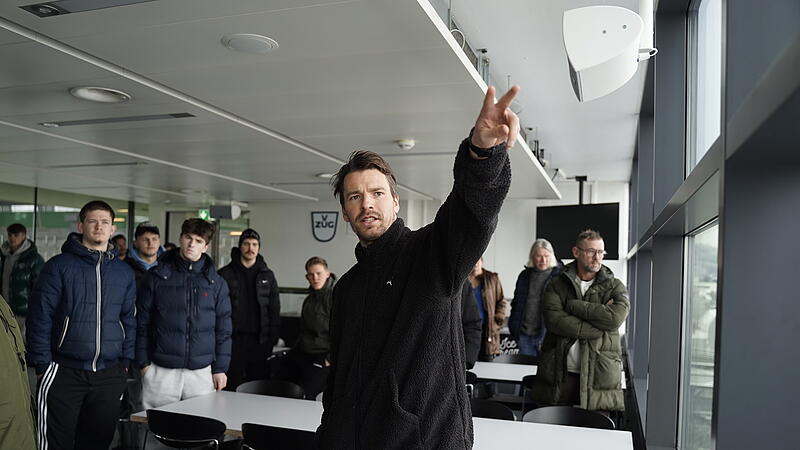 Profifu&szlig;baller Lukas G&ouml;rtler (vorne) zeigt dem SC Kemmern das Stadion seines FC St. Gallen.