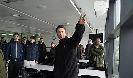 Profifußballer Lukas Görtler (vorne) zeigt dem SC Kemmern das Stadion seines FC St. Gallen.Bildergalerie SC Kemmern/FC St. Gallen Profifußballer Lukas Görtler (vorne) zeigt dem SC Kemmern das Stadion seines FC St. Gallen.