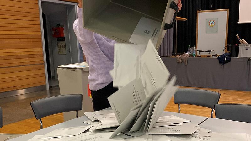 Viel Arbeit hatten die Wahlhelferinnen und Wahlhelfer mit der Ausz&auml;hlung der Briefwahlunterlagen wie hier in der Karl-Knauf-Halle in Iphofen. In manchen Orten entschieden sich &uuml;ber die H&auml;lfte der Wahlberechtigten f&uuml;r die Briefwahl.