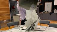 Viel Arbeit hatten die Wahlhelferinnen und Wahlhelfer mit der Auszählung der Briefwahlunterlagen wie hier in der Karl-Knauf-Halle in Iphofen. In manchen Orten entschieden sich über die Hälfte der Wahlberechtigten für die Briefwahl.