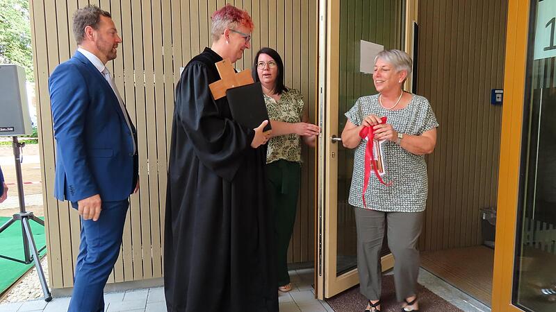 Pfarrerin Raphaela Holzinger &uuml;bergibt den Schl&uuml;ssel an die Kita-Leiterin Beate Wagner.