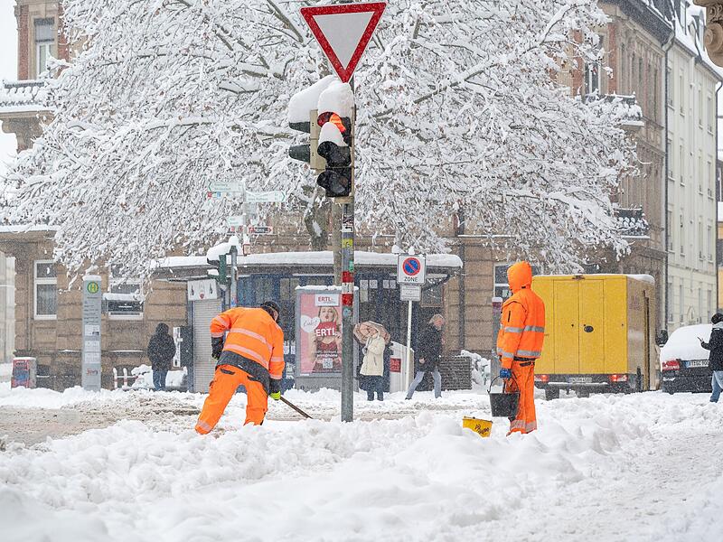 Schneeschippen in der Bamberger Innenstadt.