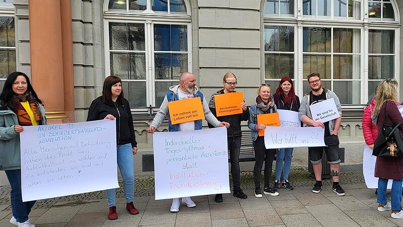 Am Rande der Demonstration auf dem Marktplatz ergab sich eine zumindest vor&uuml;bergehende L&ouml;sung f&uuml;r die vom Aus bedrohte Schwerbehinderten-WG in Coburg.