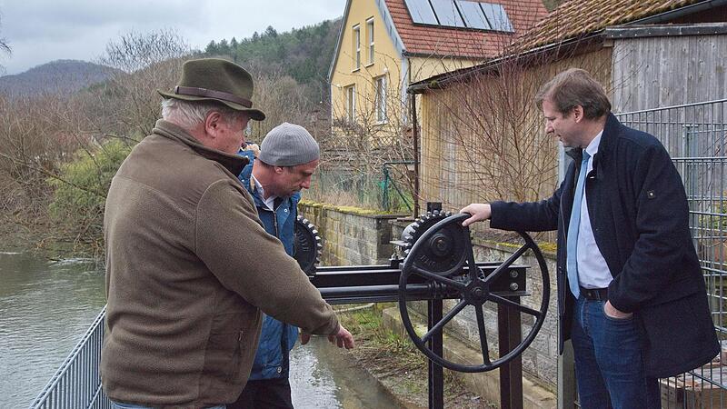 Umweltminister Thorsten Glauber und Landrat Hermann Ulm am neuen Stauwehr.Forchheim & Fr&auml;nkische Schweiz