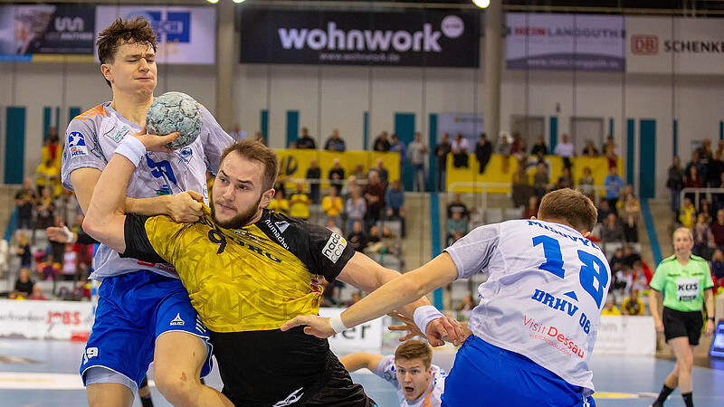 Die Abwehr des Dessau-Ro&szlig;lauer HV stoppte immer wieder die Angriffe des HSC 2000 Coburg - hier in Person von Bartolomiej Bis.