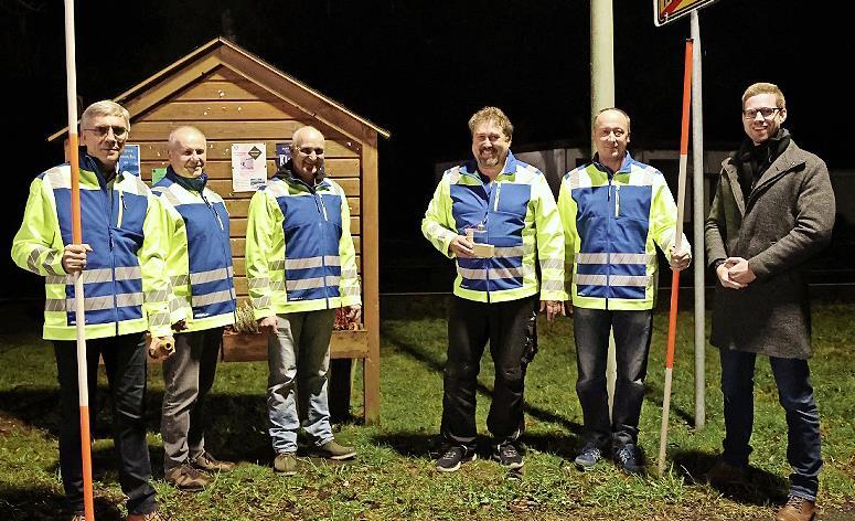 Freudige Gesichter bei den Feldgeschworenen aus Guttenberg: Die f&uuml;nf Siebener wurden vom B&uuml;rgermeister Philip Laaber (rechts) mit Leuchtjacken ausstaffiert. Obmann ist Harald Will (Dritter von links), sein Stellvertreter Robert Hain (Zweiter von l...