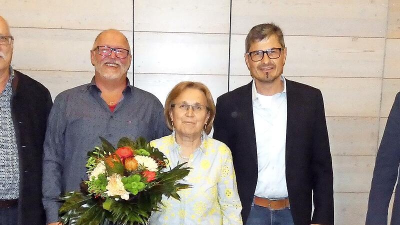 B&uuml;rgermeister Holger Baunacher (rechts) verabschiedete bei einem Ehrenabend die Gemeinder&auml;te Paul Hauck, Ingo Klaus, Isolde Schuck und Egon Vogt (von links).