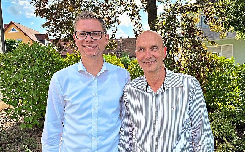 Der neue Vorsitzende des Abwasserzweckverbands, J&uuml;rgen J&auml;kel (Gro&szlig;enseebach, rechts) und sein Stellvertreter Timo Wendel (Weisendorf). Gerd Ankermann