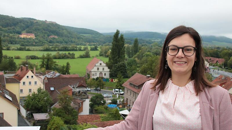 Vom Baderturm aus hat Theresa Schmid, neue Leiterin der Tourist-Info, einen guten Blick auf Attraktionen wie Schloss Saaleck und Herrenmühle. Vom Baderturm aus hat Theresa Schmid, neue Leiterin der Tourist-Info, einen guten Blick auf Attraktionen wie Schloss Saaleck und Herrenmühle.