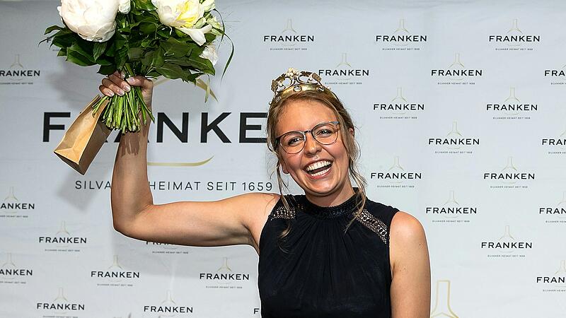 Eva Brockmann wurde 2022 zur 65. Fränkischen Weinkönigin gewählt. Mittlerweile ist sie Deutsche Weinkönigin. Eva Brockmann wurde 2022 zur 65. Fränkischen Weinkönigin gewählt. Mittlerweile ist sie Deutsche Weinkönigin.