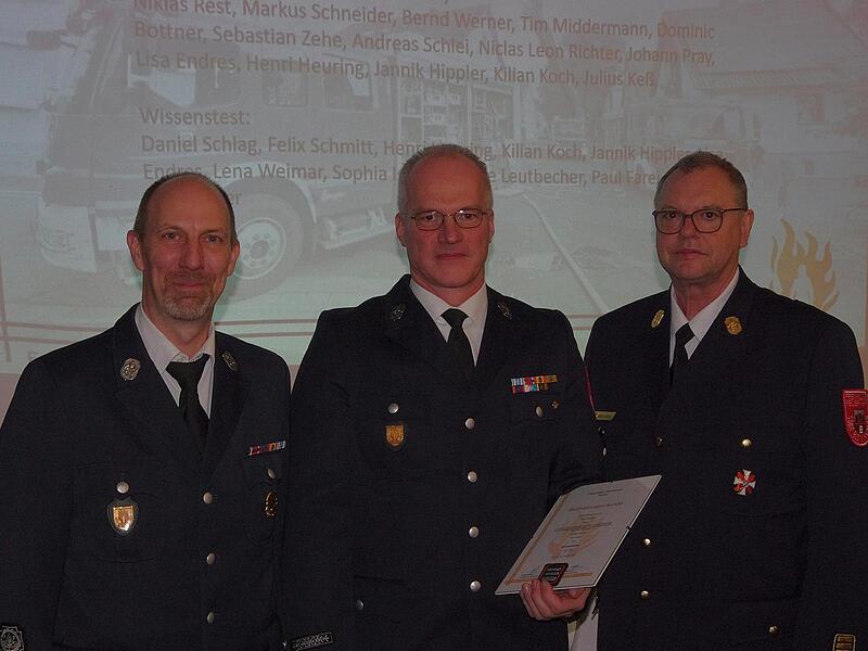 Ralf Schubert mit Georg Schmitt (links) und KBI Harald Albert (rechts) Ralf Schubert mit Georg Schmitt (links) und KBI Harald Albert (rechts)