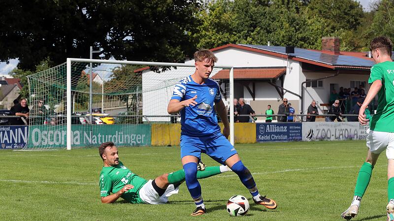 Der Hirschaider Torschütze Julian Hufnagel kann den Ball in Ruhe annehmern, da Michael Benoit vom SC Kemmern ausgerutscht ist. Der Hirschaider Torschütze Julian Hufnagel kann den Ball in Ruhe annehmern, da Michael Benoit vom SC Kemmern ausgerutscht ist.
