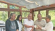 Einige Bewohner der Zent übergeben ihre Spende an Cornelia Liebold vom Netzwerk für Soziale Dienste.