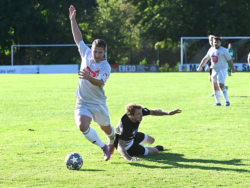 Der Einberger Doppel-Torschütze Kevin Skiba wird von einem Sonnefelder gefoult. Einberg gewann mit 2:0.