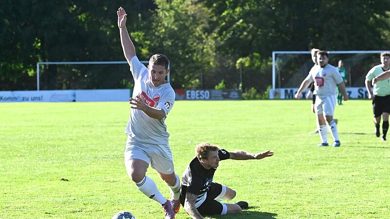 Der Einberger Doppel-Torschütze Kevin Skiba wird von einem Sonnefelder gefoult. Einberg gewann mit 2:0.