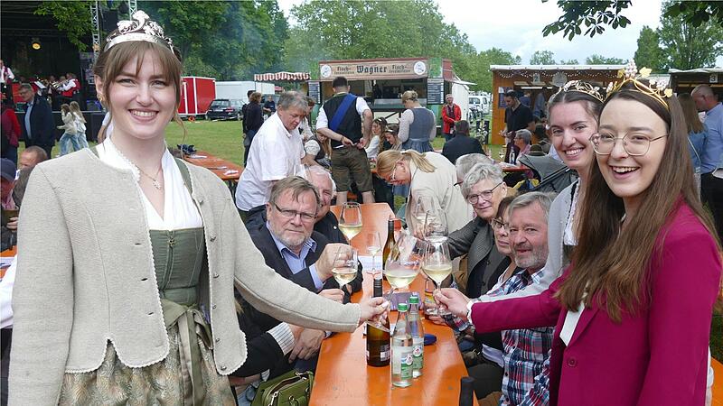 An einem Tisch mit Gästen stießen Weinprinzessin Lina I. (von links), ihre Amtskollegin aus Neuses am Berg, Julia II., und die Fränkische Weinkönigin Lisa Lehritter auf die Weinfesttage am Main an. An einem Tisch mit Gästen stießen Weinprinzessin Lina I. (von links), ihre Amtskollegin aus Neuses am Berg, Julia II., und die Fränkische Weinkönigin Lisa Lehritter auf die Weinfesttage am Main an.