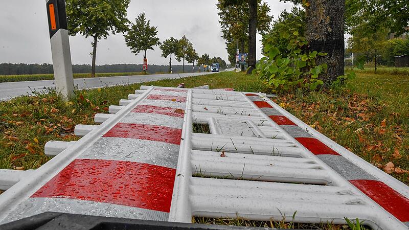 Die Bahn hat die Straße vorerst wieder freigegeben, die Absperrgitter bleiben aber vor Ort. Die Bahn hat die Straße vorerst wieder freigegeben, die Absperrgitter bleiben aber vor Ort.