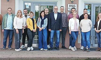 &Auml;rztliche Teilnehmer/innen mit Gesch&auml;ftsf&uuml;hrer Dr. Matthias Wagner und Nadine Ruppert (von rechts, beide RSG) sowie Kursleiter Dr. Thomas Wei&szlig; (Mitte).