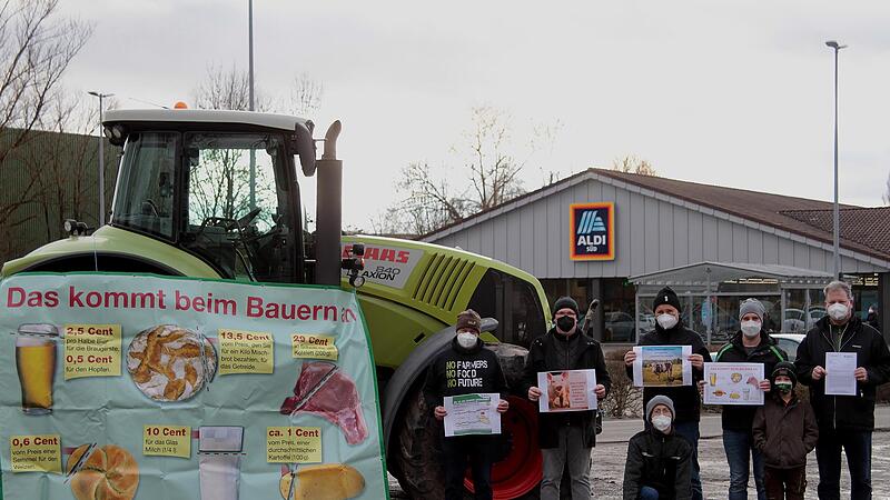 Vor dem Aldi in Haßfurt machten die Junglandwirte mit BBV-Kreisobmann Klaus Merkel (rechts) auf ihre schwierige Situation aufmerksam und die Diskrepanz zwischen Erzeuger- und Verbraucherpreis.