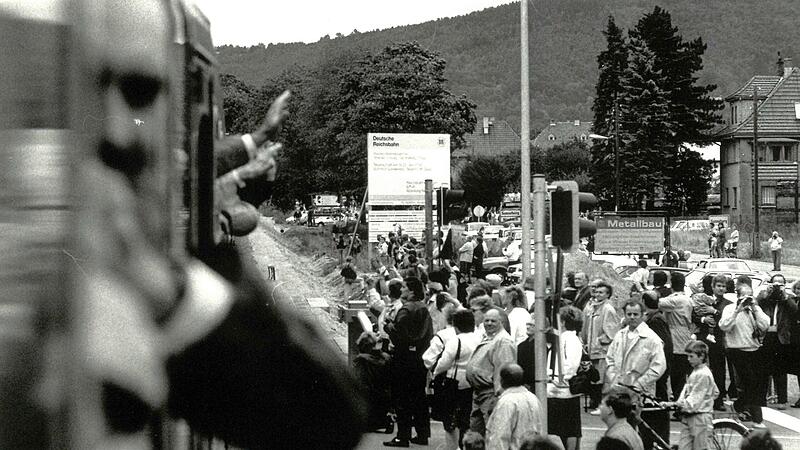 Impression vom Tag des Bahn-Lückenschlusses zwischen Neustadt und Sonneberg. Es war der Samstag, 28. September 1991 Impression vom Tag des Bahn-Lückenschlusses zwischen Neustadt und Sonneberg. Es war der Samstag, 28. September 1991
