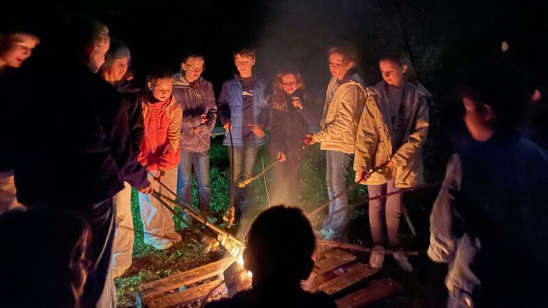 Am Lagerfeuer ist es sch&ouml;n warm.