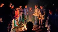 Am Lagerfeuer ist es schön warm.