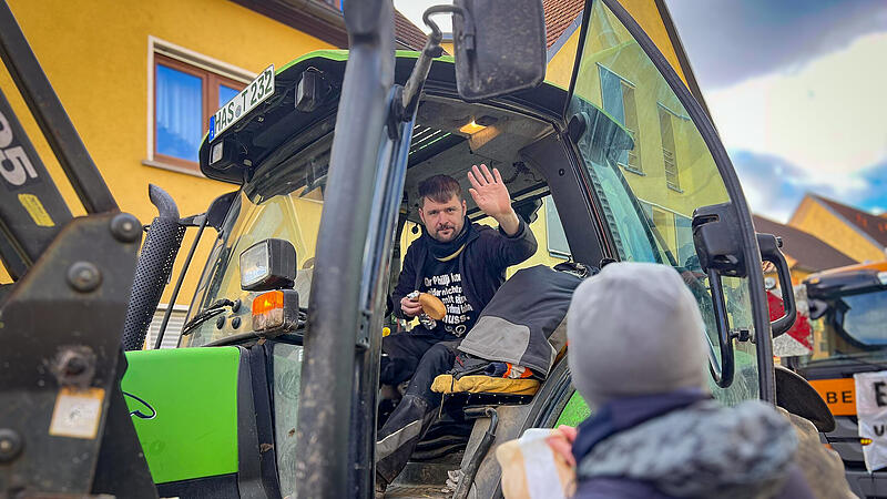 Auch das passierte am Montag beim Protestzug der Landwirte im Landkreis Haßberge: Mittagessen im Traktor mit Wienerle und Brötchen.