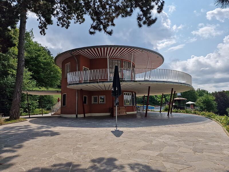 Der Rundbau im Charme der 50er Jahre steht, wie das gesamte Terrassenschwimmbad, unter Denkmalschutz.
