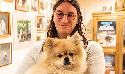 Hund Bounty ist eines der Tiere, die in K&ouml;dnitz auf ein neues Zuhause warten. Tierheimleiterin Angelika Enzmann setzt sich in Vollzeit f&uuml;r ihre Sch&uuml;tzlinge ein.