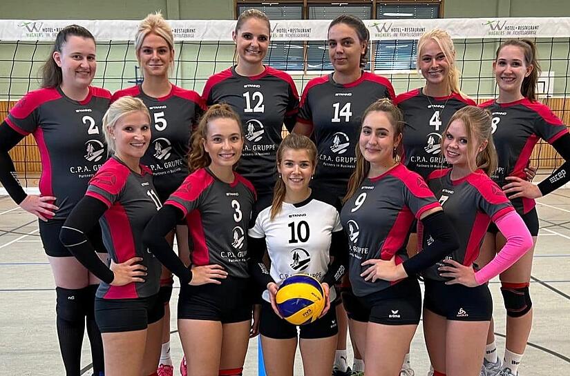 Die Young Volleys mit (hinten, von links) Meike Schirmer, Nikki Naumann, Sophie Meyer, Paula Hummel, Atonia Schwenk, Fanny Gnade sowie (vorne, von links) Sophia H&ouml;reth, Jule Spindler, Anna Bauer, Vanessa Fechner und Marla Welz.