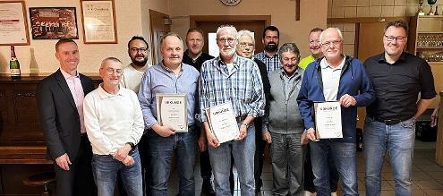Vorstand und Geehrte beim Liederkranz Beuerfeld.