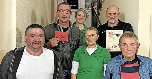 Die drei Punktbesten nahmen erfreut aus der Hand der Vorsitzenden der Kelbachtaler Blasmusik Prächting die ausgesetzten Geldpreise entgegen (v. l.): der Gesamtsieger Holger Morgner, der zweitplatzierte Tano Motios, Vorsitzende Dagmar Sommer, Vorst...