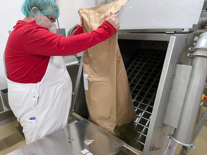 Oben am Mischer landen die Zutaten sackweise in der Anlage. Zwei Etagen tiefer werden die fertig gemischten Teemischungen in Transports&auml;cke abgef&uuml;llt.