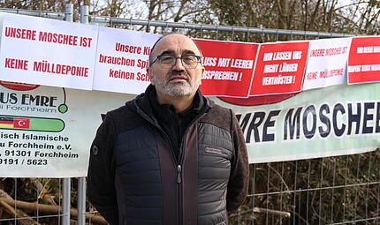 Lagerfläche vor Yunus Emre Moschee Forchheim verärgert die GemeindeLagerfläche vor Yunus Emre Moschee Forchheim verärgert die Gemeinde Lagerfläche vor Yunus Emre Moschee Forchheim verärgert die Gemeinde